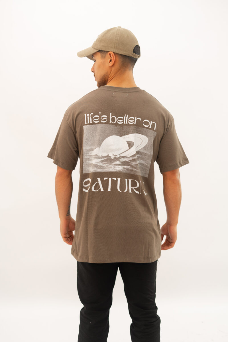 REMERA OVER SATURN CHOCOLATE - Image 2