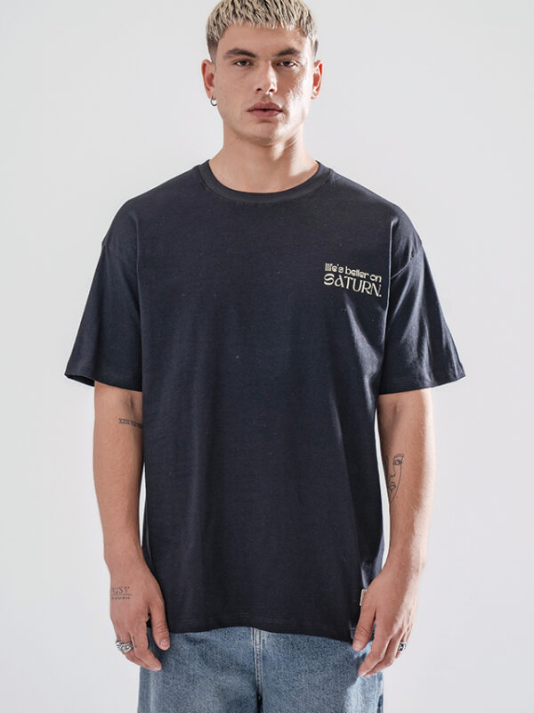 REMERA OVER SATURN NEGRO