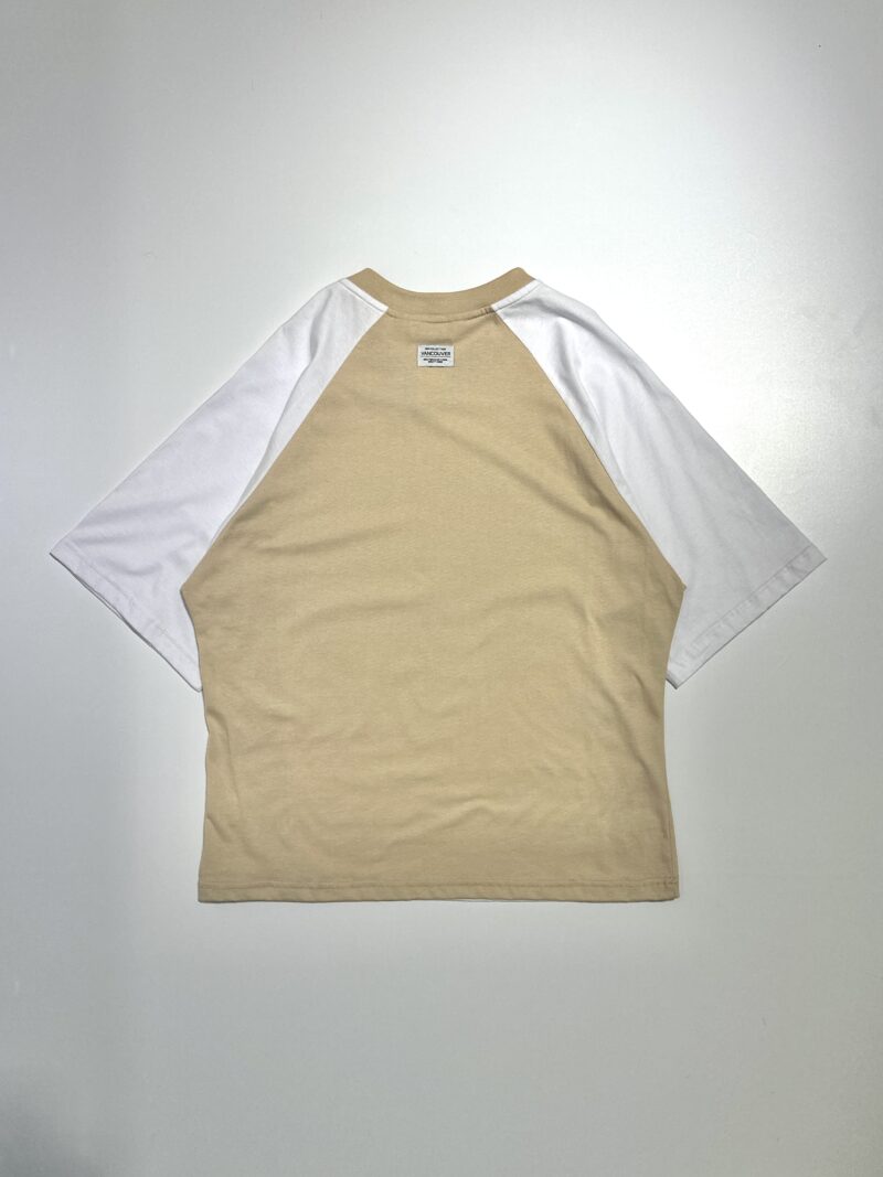 REMERA OVERSIZE VANCOUVER BLANCA Y BEIGE - Image 4