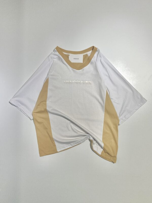 REMERA OVERSIZE VANCOUVER BLANCA Y BEIGE